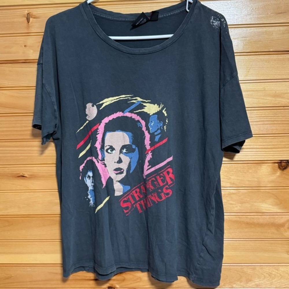 Netflix Stranger Things Womens Distressed Style T-shirt Black - Size Large L